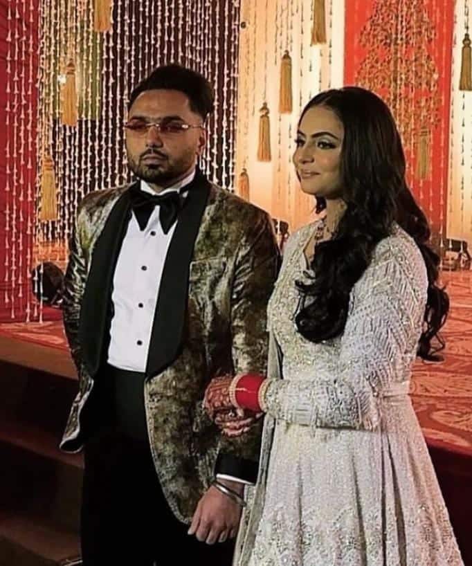 ਪੰਜਾਬੀ ਗਾਇਕ ਪ੍ਰੇਮ ਢਿੱਲੋਂ ਇੰਨੀਂ ਦਿਨੀਂ ਖੂਬ ਸੁਰਖੀਆਂ ਬਟੋਰ ਰਿਹਾ ਹੈ। ਦਰਅਸਲ, ਗਾਇਕ ਨੇ ਚੋਰੀ ਚੁਪਕੇ ਵਿਆਹ ਕਰਵਾ ਲਿਆ ਹੈ। ਜਿਸ ਦੀਆਂ ਤਸਵੀਰਾਂ ਹੁਣ ਸੋਸ਼ਲ ਮੀਡੀਆ 'ਤੇ ਅੱਗ ਵਾਂਗ ਵਾਇਰਲ ਹੋ ਰਹੀਆਂ ਹਨ।