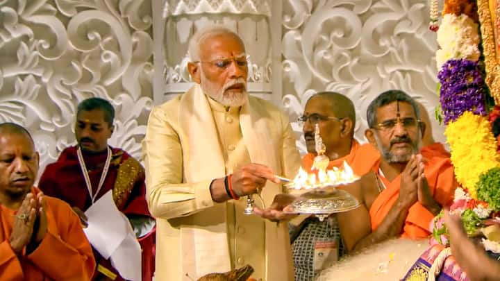সকালে দেওয়া হবে বাল্যভোগ। তাতে পেঁড়া, লাডডু সহ বিভিন্ন মিষ্টির সঙ্গে ফল থাকবে।   দুপুরে হবে রাজভোগ। তাতে থাকবে ভাত, পুরী, ডাল, সবজি। সঙ্গে ভীর, রাবড়ির মতো মিষ্টি।