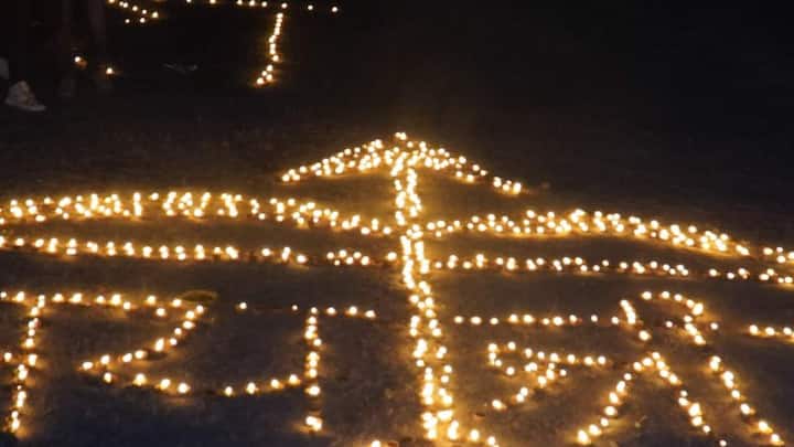 श्रीराम के विग्रह की प्राण प्रतिष्ठा की खुशी में मादीपुर स्थित पांडव कालीन प्राचीन शिव मंदिर को लोगों ने एक लाख दीये से सजा कर जगमग कर दिया. रामलला की प्राण-प्रतिष्ठा के मौके पर आयोजित इस कार्यक्रम में भारतीय जनता पार्टी के राष्ट्रीय मंत्री और पूर्व विधायक मनजिंदर सिंह सिरसा भी पहुंचे थे. मंदिर के नजदीक मां भगवती सरोवर के चारों ओर स्थित घाटों पर दीये जलाने के लिए न केवल मादीपुर बल्कि आसपास के पश्चिम विहार एवं पंजाबी बाग से भी बड़ी संख्या में लोग यहां पहुंचे थे.