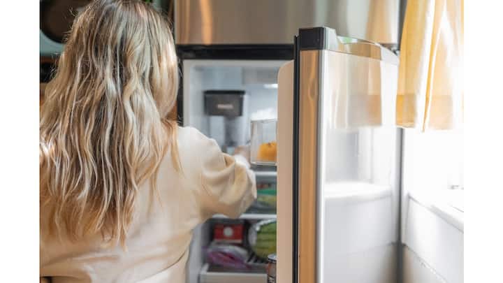 Do not keep this food  in the refrigerator : साहजिकच रेफ्रिजरेटरचा वापर अन्नपदार्थ साठवण्यासाठी केला जातो. अनेक वेळा अनेकजण फ्रीजमध्ये अशा वस्तू ठेवतात ज्या ठेवू नयेत.