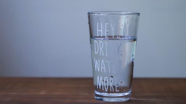 शरीराच्या गरजेनुसार पाणी पिल्यास शरीराला त्याचे अनेक फायदे मिळतात.दररोज 8 ग्लास पाणी पिणे खूप महत्वाचे आहे जर तुम्ही शरीरानुसार पाणी पिले तर शरीर आतून हायड्रेटेड राहील आणि अनेक आजारांपासून  बचाव होईल.