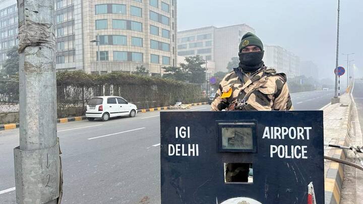 Republic Day Security: गणतंत्र दिवस समारोह को लेकर दिल्ली पुलिस (Delhi Police) समेत तमाम सुरक्षा एजेंसियां हाई अलर्ट पर हैं. राजधानी में सुरक्षा और जांच व्यवस्था को कड़ी कर दी गई है.