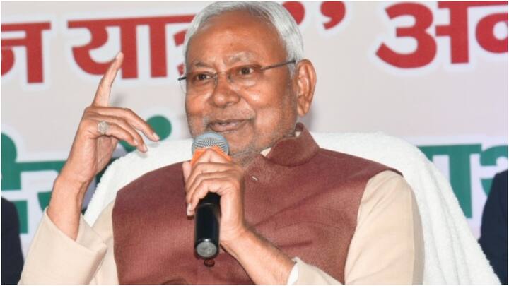 कर्पूरी ठाकुर को नीतीश कुमार और उनकी पार्टी जेडीयू अपना आदर्श मानती है. वहीं आरजेडी चीफ लालू यादव उन्हें अपना राजनीतिक गुरु मानते हैं. (फाइल फोटो))