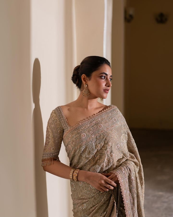 சிம்பிள் க்ளோயிங் மேக்-அப்பிற்கு, பன் ஹேர்ஸ்டைல் பொறுத்தமாக உள்ளது