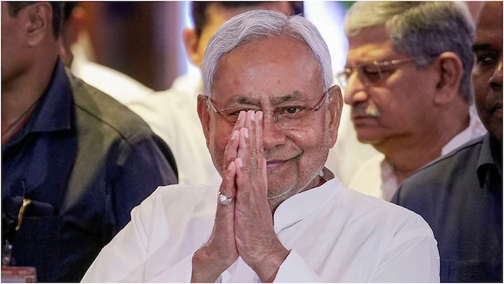 नीतीश कुमार ने साथ ही बिना किसी का नाम लिए परिवारवाद का जिक्र किया. उन्होंने कहा, ''कर्पूरी ठाकुर ने अपने परिवार के लिए कुछ नहीं किए, लेकिन जब वह चले गए तब हमने किया. मंत्री बनाया और राज्यसभा भेजा. बहुत लोग अपने परिवार को ही बढ़ाते हैं. कर्पूरी ठाकुर से सीख लेकर हमने भी अपने परिवार को आगे नहीं बढ़ाया.'' नीतीश कुमार ने कहा कि शराबबंदी भी कर्पूरी ठाकुर ने लागू किया. हमने भी शराबबंदी लागू की.(फाइल फोटो)