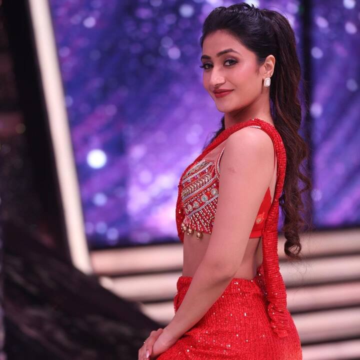 ప్రస్తుతం ఈ భామ jhalakdikhlajaa అనే డ్యాన్స్ షోలో తన సత్తా చాటుకుంటుంది. ఈ కార్యక్రమంలో తన భర్త కూడా ఓ ఎపిసోడ్లో పాల్గొన్నారు.(Image Source : Instagram/dhanashree)