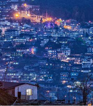 ਕੋਹਿਮਾ, ਨਾਗਾਲੈਂਡ: ਨਾਗਾ ਸੱਭਿਆਚਾਰ ਲਈ ਮਸ਼ਹੂਰ ਕੋਹਿਮਾ ਦਾ AQI ਹਮੇਸ਼ਾ 19 ਦੇ ਆਸ-ਪਾਸ ਰਹਿੰਦਾ ਹੈ। ਹਰੀਆਂ-ਭਰੀਆਂ ਪਹਾੜੀਆਂ ਨਾਲ ਘਿਰਿਆ ਇਹ ਸ਼ਹਿਰ ਸ਼ੁੱਧ ਹਵਾ ਪ੍ਰਦਾਨ ਕਰਦਾ ਹੈ। ਤੁਹਾਨੂੰ ਦੱਸ ਦੇਈਏ ਕਿ ਕੋਹਿਮਾ ਦੇਸ਼ ਦੇ ਸਭ ਤੋਂ ਸਾਫ਼ ਸ਼ਹਿਰਾਂ ਵਿੱਚੋਂ ਇੱਕ ਹੈ।