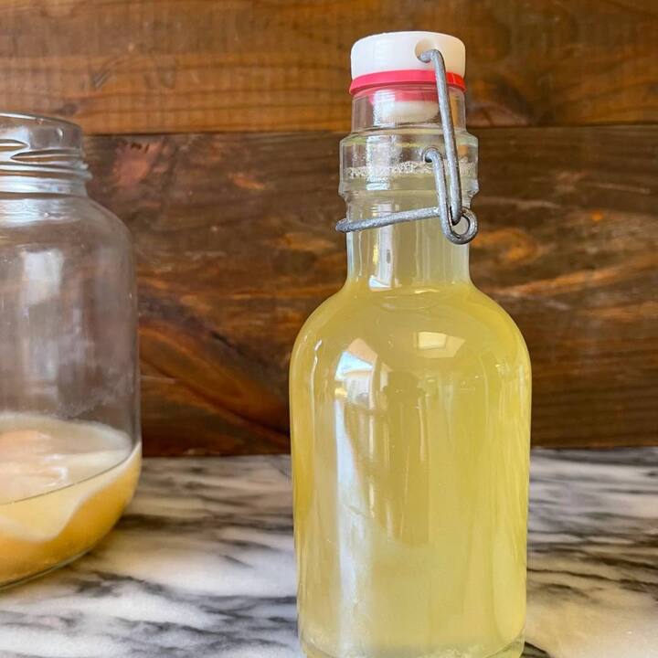 ਐਪਲ ਸਾਈਡਰ ਵਿਨੇਗਰ ਜਾਂ ਕਿਸੇ ਹੋਰ ਕਿਸਮ ਦੇ ਸਿਰਕੇ ਨੂੰ ਰੋਜ਼ਾਨਾ ਖੁਰਾਕ ਵਿੱਚ ਸ਼ਾਮਲ ਕਰਨਾ ਚਾਹੀਦਾ ਹੈ, ਜੋ ਇਨਸੁਲਿਨ ਸੰਵੇਦਨਸ਼ੀਲਤਾ ਅਤੇ ਸ਼ੂਗਰ ਦੇ ਪੱਧਰ ਨੂੰ ਸੁਧਾਰਦਾ ਹੈ।