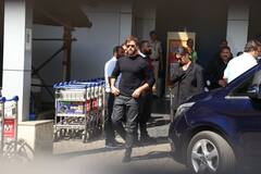 Fighter की स्पेशल स्क्रीनिंग के लिए दिल्ली रवाना हुए ऋतिक रोशन-दीपिका पादुकोण, ऑल ब्लैक लुक में छाए स्टार्स