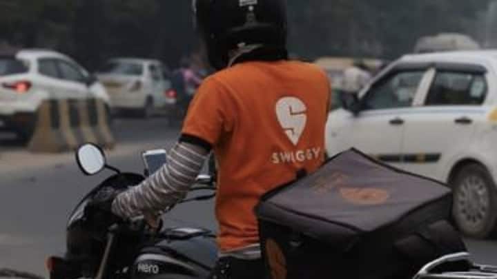 Swiggy increased platform Charge by 10 rupees per order zomato shares are going up Swiggy Charge: स्विगी पर खाना मंगाना महंगा पड़ेगा तो जोमाटो को क्यों हो रहा फायदा, जानें