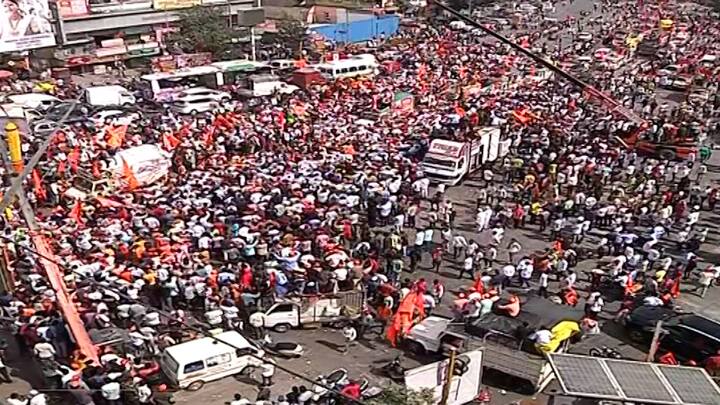 बाहेर कडाक्याची थंडी रस्त्यावर लोकांच्या दुतर्फा रांगा, थंडीतून सुटका मिळावी म्हणून लोकांनी शेकोट्या पेटवलेल्या आणि शेकोट्या पेटवून लोकं जरांगेची वाट पाहत असल्याचे चित्र रात्री पाहायला मिळाले.  (Photo Credit : Pune Reporter)