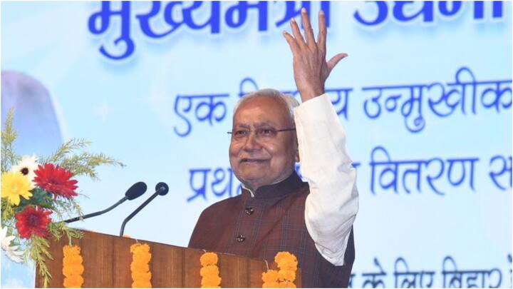 पटना के वेटनरी कॉलेज मैदान में जेडीयू की ओर से जन्म शताब्दी समारोह के आयोजन में नीतीश कुमार ने कहा, ''प्रधानमंत्री नरेंद्र मोदी ने मुझे फोन नहीं किया, लेकिन रामनाथ ठाकुर को फोन किए. मैं फिर भी पीएम को बधाई देता हूं.'' (फाइल फोटो))