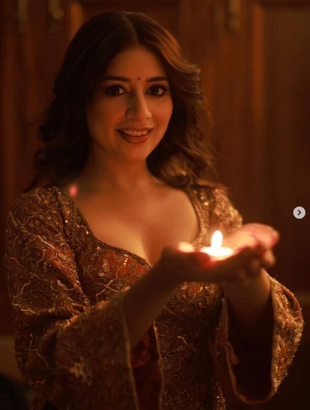 ਉਹ ਪ੍ਰਸ਼ੰਸਕਾਂ ਨਾਲ ਆਪਣੇ ਅਪਕਮਿੰਗ ਪ੍ਰੋਜੈਕਟਸ ਬਾਰੇ ਵੀ ਜਾਣਕਾਰੀ ਸ਼ੇਅਰ ਕਰਦੀ ਹੈ। ਇਸ ਵਿਚਾਲੇ ਅਦਾਕਾਰਾ ਵੱਲੋਂ ਇੱਕ ਪੋਸਟ ਹੋਰ ਸ਼ੇਅਰ ਕੀਤੀ ਗਈ ਹੈ, ਜਿਸ ਵਿੱਚ ਉਹ ਬੇਹੱਦ ਖੂਬਸੂਰਤ ਵਿਖਾਈ ਦੇ ਰਹੀ ਹੈ।