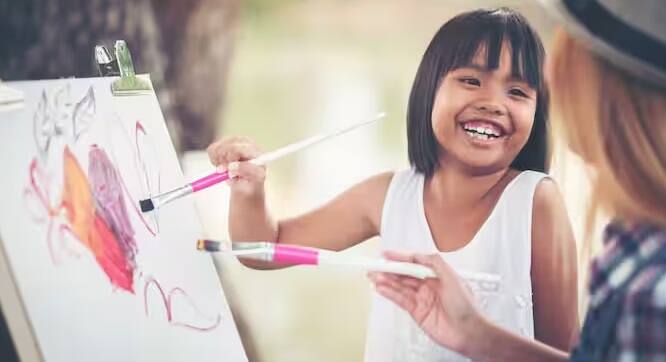 રમત દ્વારા શીખવો: બાળકોને માત્ર શીખવવાથી જ ઝડપથી કંટાળો આવે છે. તેથી આપણે શીખવતી વખતે કેટલીક રમતો અને મનોરંજક પ્રવૃત્તિઓનો પણ સમાવેશ કરવો જોઈએ.