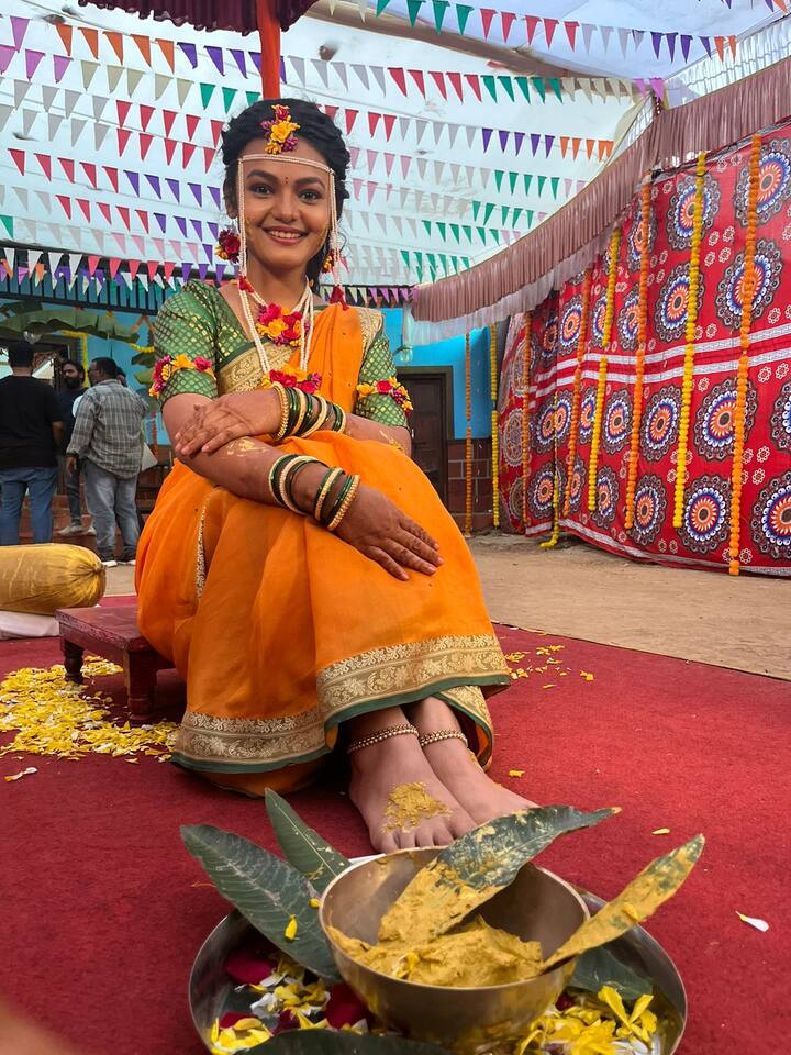 मोत्याच्या दागिन्यांनी निशीचा निरागसपणा उठून आणला आहे. कानवेल, बुगड्या हे खूप सांस्कृतिक दृष्टिकोन लक्षात घेऊन निशाला नवरीरूपात तयार केले.(Photo Credit : instagram/dakshata_joil)