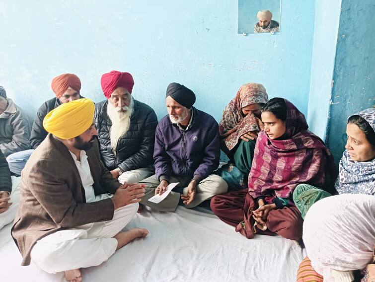 The Chief Minister handed over a check of one crore rupees as financial assistance to the family of martyr Agniveer Ajay Kumar Punjab Government: ਅਗਨੀਵੀਰ ਸ਼ਹੀਦ ਅਜੇ ਦੇ ਨਾਂਅ ‘ਤੇ ਰੱਖਿਆ ਜਾਵੇਗਾ ਸਕੂਲ, ਸਟੇਡੀਅਮ ਤੇ ਆਮ ਆਦਮੀ ਕਲੀਨਿਕ ਦਾ ਨਾਮ, CM ਨੇ ਕੀਤਾ ਐਲਾਨ