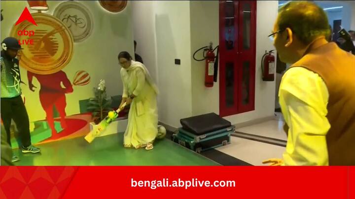 অনুষ্ঠান শুরুর আগে কিছুক্ষণ ক্রিকেট খেলে নিতে দেখা গেল তাঁকে। বোলার ছিলেন অরূপ বিশ্বাস। তবে 'ক্যাচ আউট' হয়ে যান।