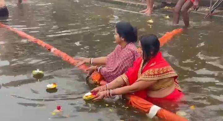 श्रद्धालुओं ने मां गंगा में डुबकी लगाने के साथ-साथ घाट पर मौजूद पुरोहितों को दान भी दिया
