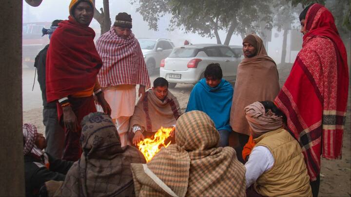 गुरुग्राम में ठंड का सितम बढ़ता जा रहा है. वहीं कोहरे की वजह से सड़कों पर वाहन रेंगते हुए दिखाई दे रहे है. वाहनों की लाइट जलाकर चलना पड़ रहा है.