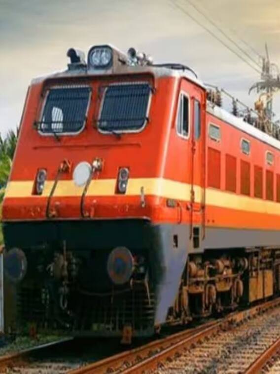 Train में करते हैं सफर तो जरुर सेव कर लें ये 3 नंबर gk