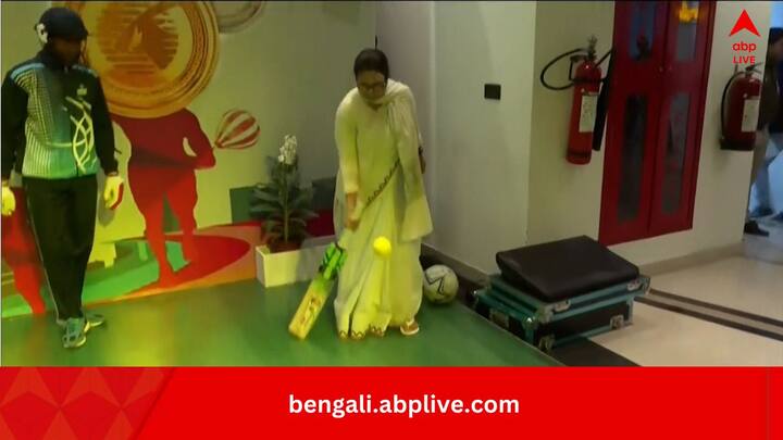 বস্তুত, একুশের নির্বাচনের আগে ডান-বাম নির্বিশেষ, সব কটি রাজনৈতিক দলকেই এই স্লোগান কম-বেশি ব্যবহার করতে শোনা যায়। বিজেপির মিছিল থেকে বাম- কংগ্রেসের যৌথ মিছিলেও দেখা যায় কংগ্রেস কর্মীরা ‘খেলা হবে’ স্লোগান তুলেছিলেন।