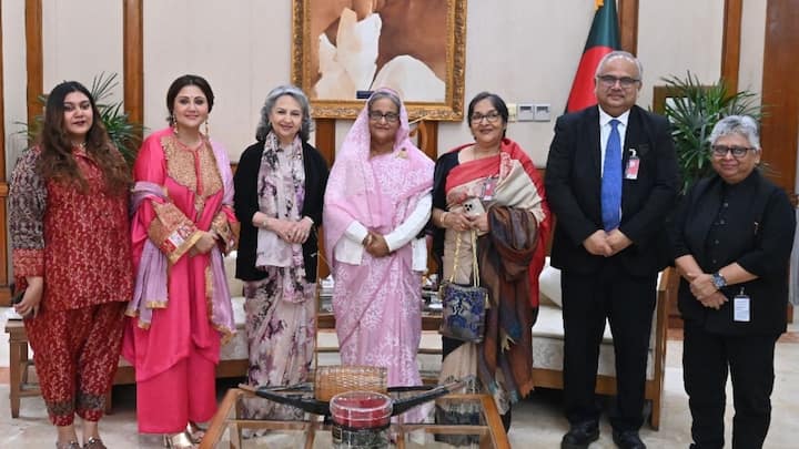 Sharmila Tagore Mamata Shankar and Swastika Mukherjee meets with Prime Minister of Bangladesh Madam Sheikh Hasina Sheikh Hasina: বাংলাদেশে গিয়ে হাসিনা-সাক্ষাৎ শর্মিলা, মমতাশঙ্কর, স্বস্তিকার.. আলাপচারিতার বিষয় কী?