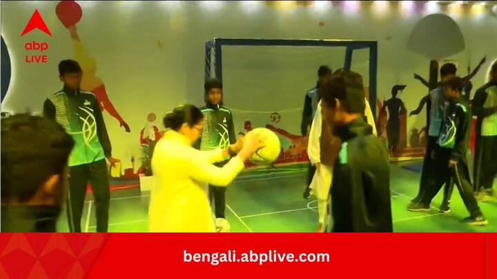 এদিনের অনুষ্ঠানে বিভিন্ন কৃতী ক্রীড়াবিদকে রাজ্য সরকারের পক্ষ থেকে সম্মান জানানো হবে। তাঁদের অর্থসাহায্যও করা হবে বলে খবর। সেই অনুষ্ঠানের বেশ খানিকক্ষণ আগে ধনধান্য অডিটোরিয়ামে পৌঁছে গেলেন মুখ্যমন্ত্রী।