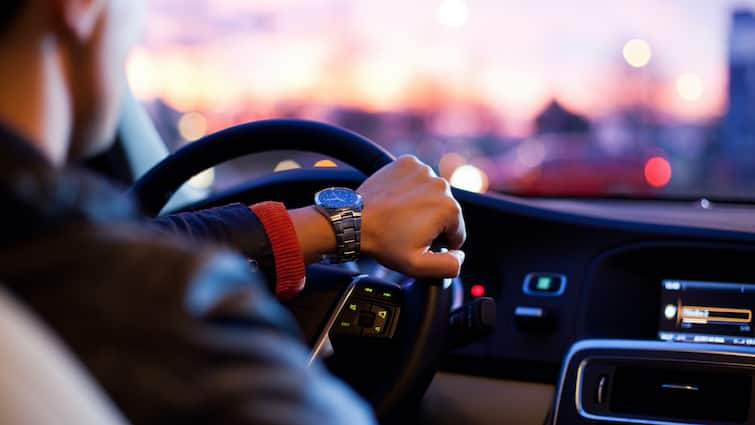 auto news smat driving to avoide traffic challan safe car driving tips Safe Driving Tips : कार चालवताना 'या' गोष्टी केल्यास कधीच चालान कापलं जाणार नाही!