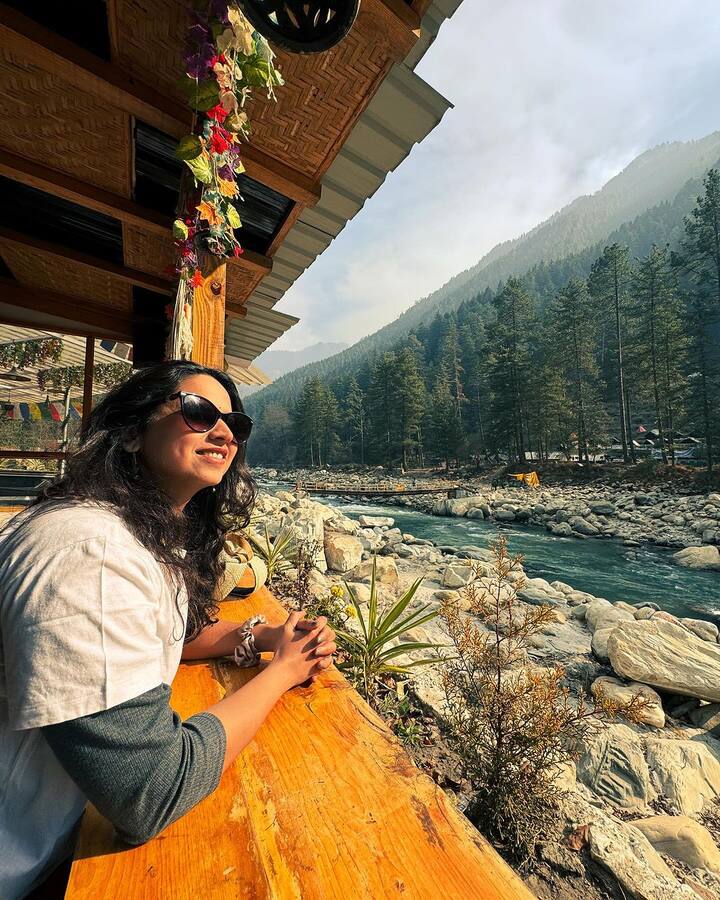हिमाचल प्रदेशातील थंड वातावरणाचा स्वानंदी आनंद घेताना दिसत आहे. स्वानंदीची ही पोस्ट सोशल मीडियावर मोठ्या प्रमाणात व्हायरल झाली आहे. (Photo Credit: swananditikekar)