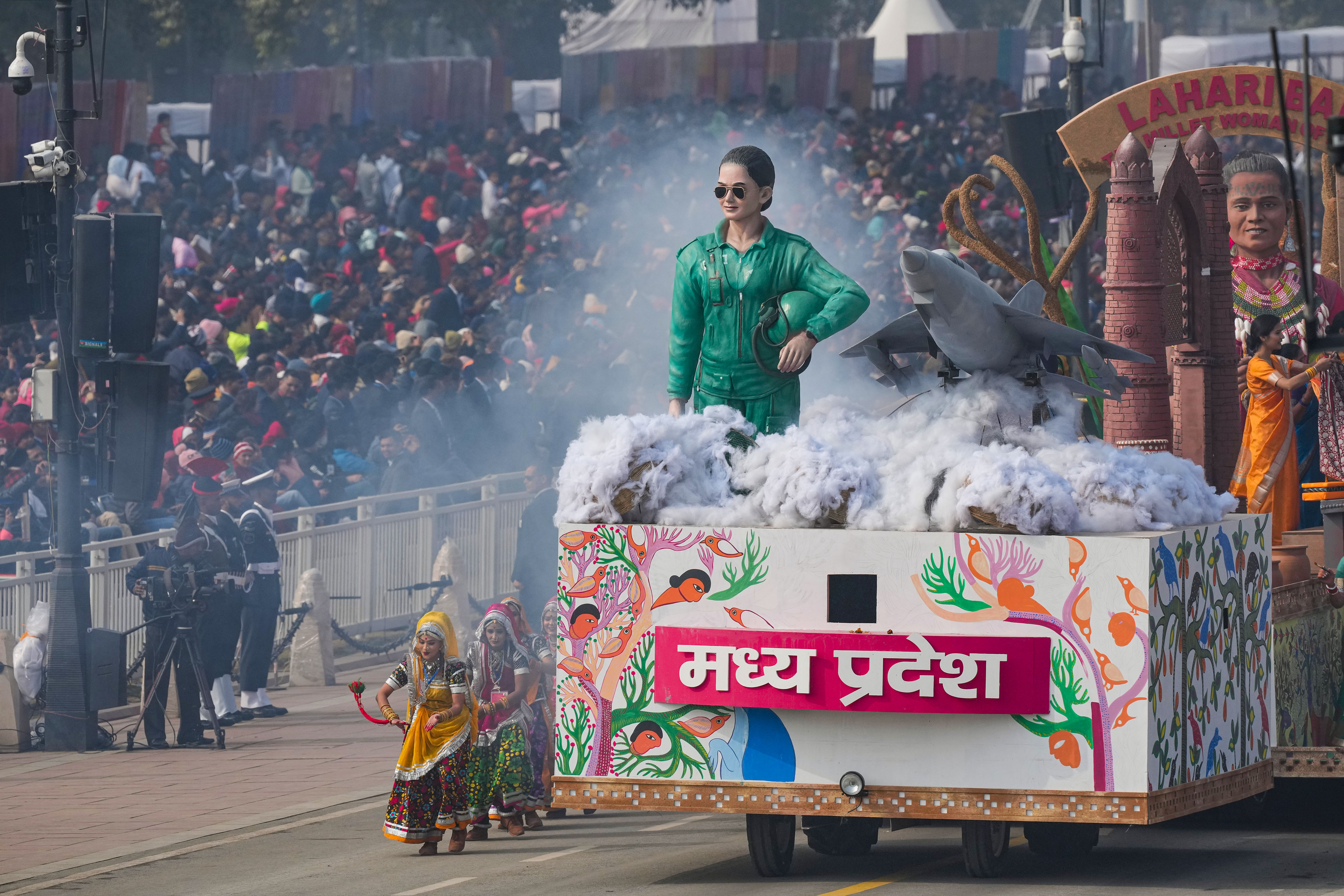 Republic Day 2024: কোনওটায় নারীশক্তি, কোনওটায় আদিম সংস্কৃতি ! ২৬ জানুয়ারির ট্যাবলোয় কী কী চমক