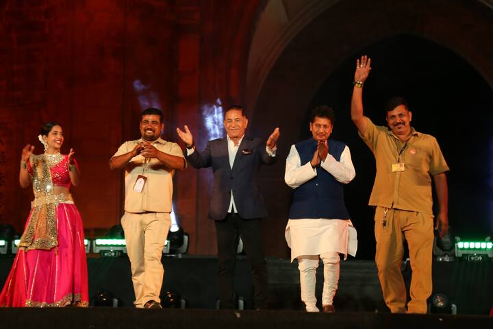 Dilip Tahil is seen on the stage.