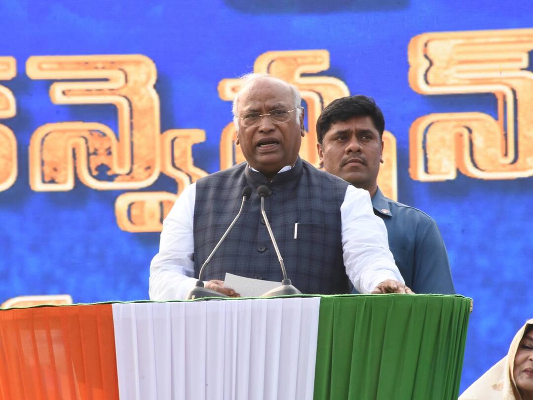 Mallikarjun Kharge: ప్రభుత్వాల్ని కూల్చే కుటిల రాజకీయాలు మోదీ-షాలవి: మల్లిఖార్జున ఖర్గే Mallikarjun kharge calls congress cadre to work hard in Loksabha elections 2024 Mallikarjun Kharge: ప్రభుత్వాల్ని కూల్చే కుటిల రాజకీయాలు మోదీ-షాలవి: మల్లిఖార్జున ఖర్గే