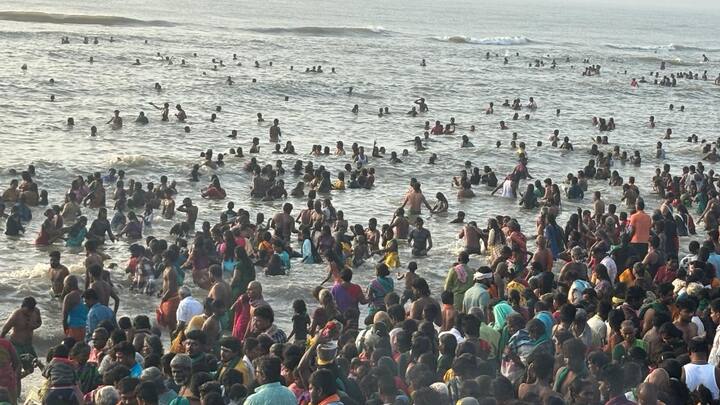 தைப்பூசத்தை முன்னிட்டு பல்வேறு பகுதிகளிலிருந்தும் பல்லாயிரக்கணக்கான பக்தர்கள் பாதயாத்திரையாக வந்து குவிந்து உள்ளதால் திருச்செந்தூர் பகுதி முழுவதும் திருவிழாக்கோலம் போன்று காட்சியளிக்கிறது.