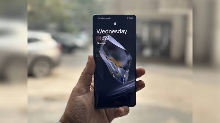 Big, Brilliant Display, Flagship Chip And Memory — The OnePlus 12 5G comes with the largest display (non-folding types) on a OnePlus — a 6.82-inch quad HD ProXDR AMOLED display with advanced LTPO and 120 Hz refresh rate, and a maximum brightness of a staggering 4,500nits (the Galaxy S24 has 2600 nits)! In the best OnePlus flagship tradition, it also gets the Snappiest Dragon chip of all — the Qualcomm Snapdragon 8 Gen 3, similar to the one of the Galaxy S24 Ultra. You get 12GB+256GB and 16GB+512GB RAM and storage variants, with speedy LPDDR5X RAM and UFS 4.0 storage. This ‘Never Settler’ is made for speed.