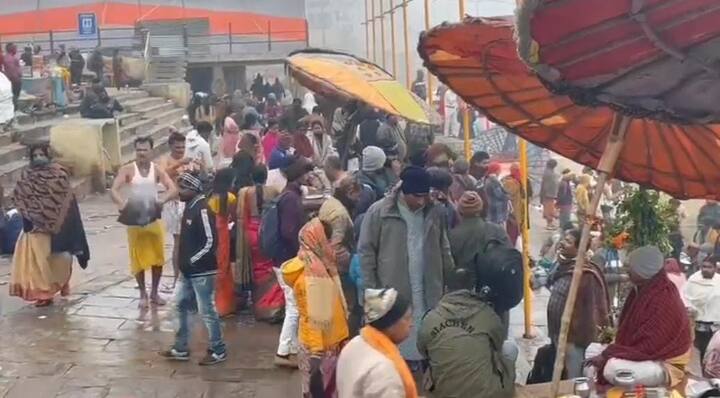 हजारों की संख्या में श्रद्धालु वाराणसी के विश्व प्रसिद्ध दशास्वमेध घाट,राजेंद्र प्रसाद घाट पर आस्था की डुबकी लगाने के लिए पहुंचे रहें हैं.