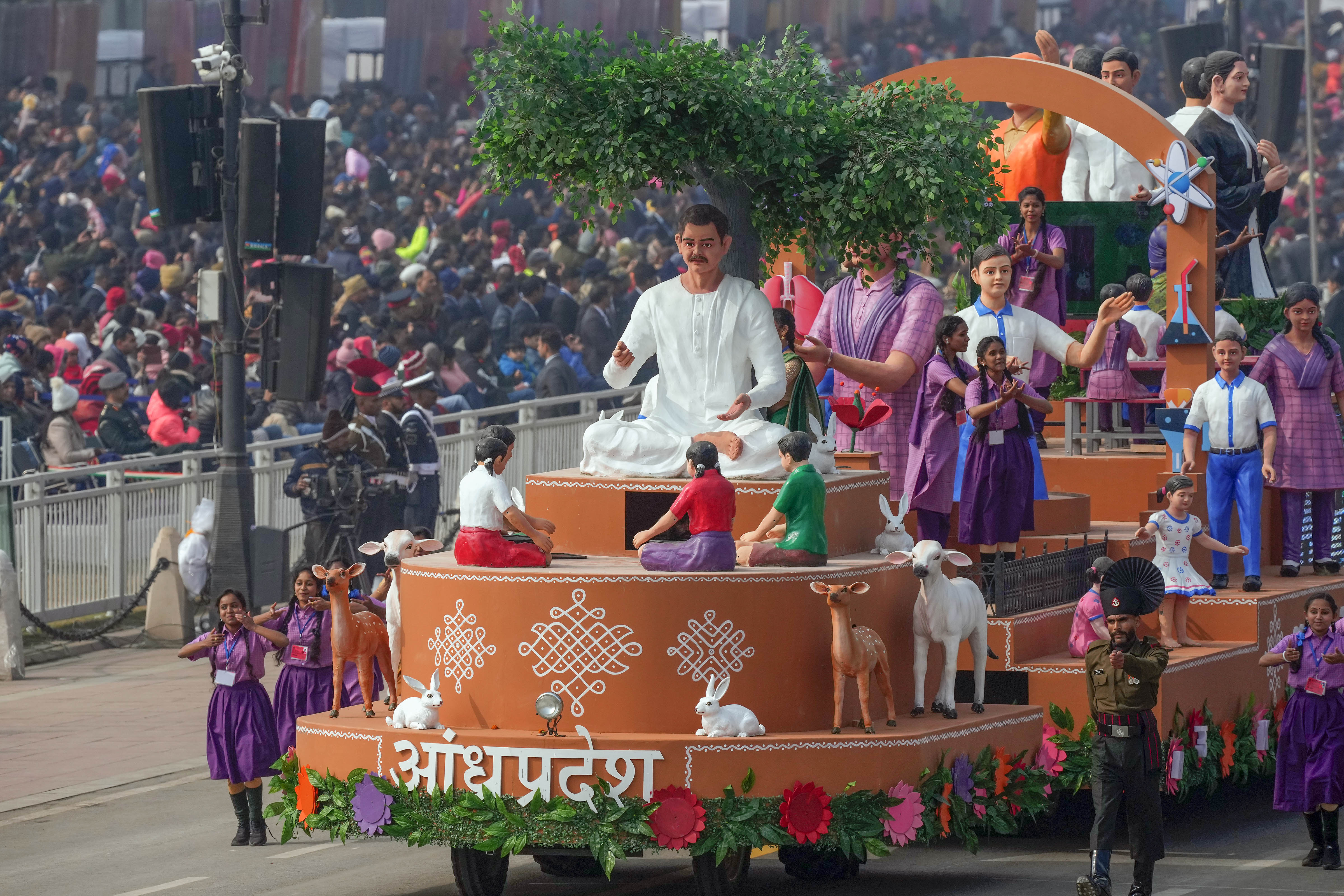 Republic Day 2024: কোনওটায় নারীশক্তি, কোনওটায় আদিম সংস্কৃতি ! ২৬ জানুয়ারির ট্যাবলোয় কী কী চমক