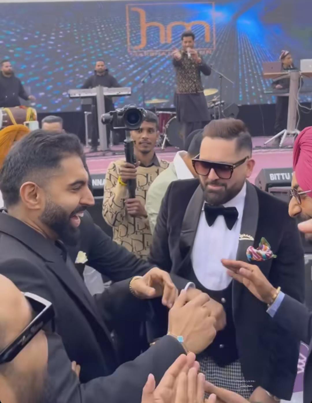 Desi Crew: ਦੇਸੀ ਕਰੂ ਵਾਲੇ ਸੱਤੇ ਦਾ ਹੋਇਆ ਵਿਆਹ, ਪਰਮੀਸ਼ ਵਰਮਾ ਤੋਂ ਰਣਜੀਤ ਬਾਵਾ ਤੱਕ ਪੰਜਾਬੀ ਕਲਾਕਾਰਾਂ ਨੇ ਲਾਈਆਂ ਰੌਣਕਾਂ, ਦੇਖੋ ਤਸਵੀਰਾਂ