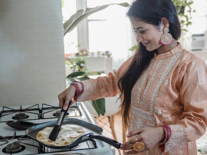 பின்பு நறுக்கிய பச்சை மிளகாய், இஞ்சி, உப்பு, மஞ்சள் தூள், மிளகாய் தூள், கொத்தமல்லி தூள், சீரக தூள், ஆம்சூர் தூள், கரம் மசாலா தூள், ஓமம், கசூரி மேத்தி மற்றும் கொத்தமல்லி இலைகளை சேர்க்கவும்.