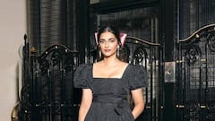 PHOTO: सोनम कपूरचा ग्लॅम लूक; काळ्या ड्रेसमध्ये दिसतेय खास!