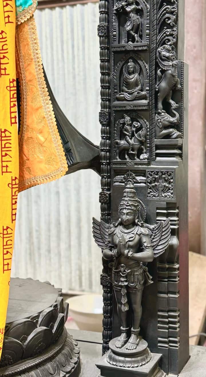 कर्नाटकचे प्रसिद्ध शिल्पकार अरुण योगीराज यांनी बनवलेल्या रामललाच्या मूर्तीचा अयोध्येत उभारलेल्या भव्य राम मंदिरात अभिषेक करण्यात आला. (छायाचित्र सौजन्य : अरुण योगीराज)