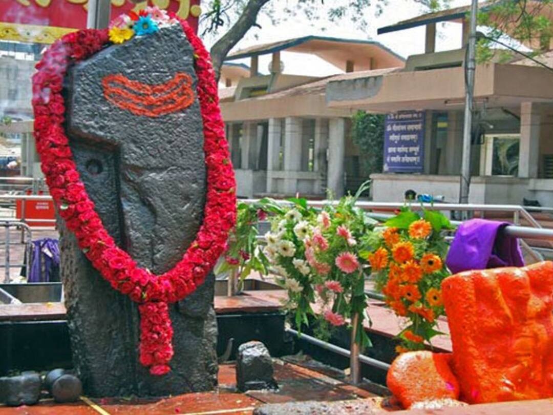 Shani Dev marathi news When does Saturn make a person rich Remember special things according to astrology Shani Dev : शनिदेव माणसाला कधी श्रीमंत करतात? कधी गरीब? ज्योतिषशास्त्रानुसार 'या' खास गोष्टी लक्षात ठेवा