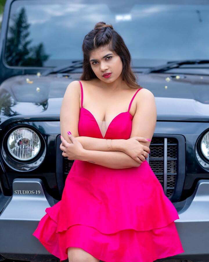 బుల్లితెరలో రీతూ చౌదరికి సపరేట్ ఫ్యాన్ ఫాలోయింగ్ ఉంది. టీవీ సీరియల్స్ ద్వారా మొదటి గుర్తింపు తెచ్చుకున్న ఆ అమ్మాయి... తర్వాత 'జబర్దస్త్', 'శ్రీదేవి డ్రామా కంపెనీ' వంటి షోలతో మరింత పాపులర్ అయ్యారు. ఎప్పటికప్పుడు కొత్త కొత్త ఫోటోషూట్స్ చేస్తూ... జనాలను ఆకట్టుకుంటున్నారు. (Image Courtesy: rithu_chowdhary / instagram)