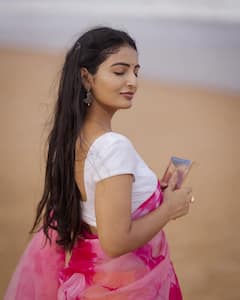 Ananya Nagalla Latest Photos: సముద్రపు ఒడ్డున లేత గులాబీలా మెరిసిన అనన్య నాగళ్ల.. చీరలో 'ముద్దుగుమ్మ' అందాలు