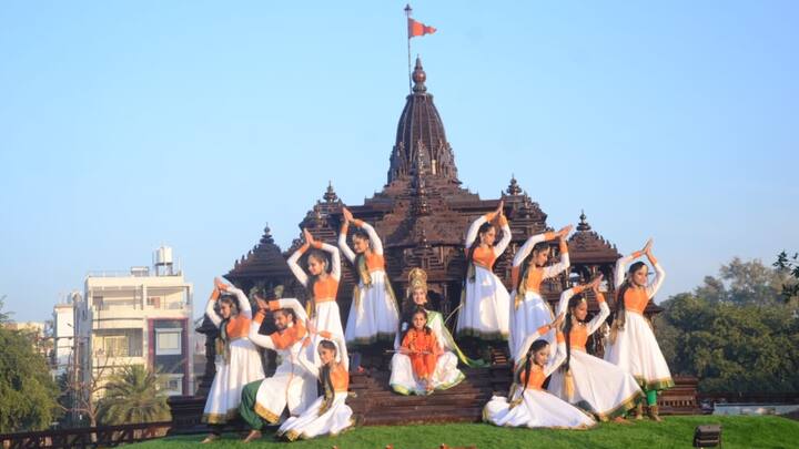 यह मनमोह प्रस्तुति नाद योग संस्था की प्रमुख रागिनी मक्कड़ और उनकी टीम ने प्रस्तुत किया. रागिनी मक्कड़ और उनकी टीम ने प्रस्तुति विश्रामबाग में स्थित भव्य राम मंदिर के प्रतिकृति के सामने की. इस प्रस्तुति में देवी के रुप में भारत माता और भगवान राम के बाल्य काल के दृश्य से लोग भाव विभोर हो गए.