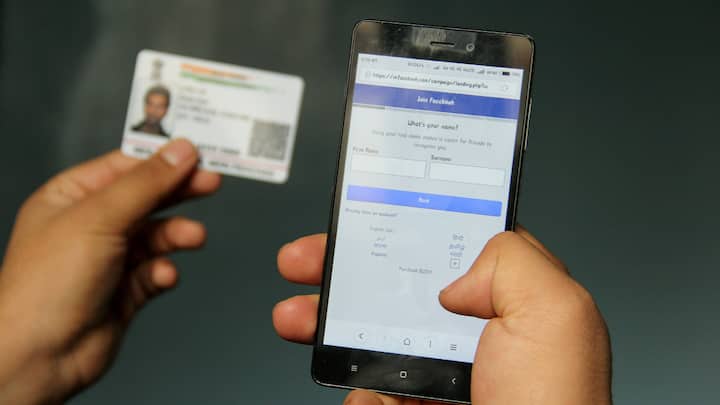 PVC Aadhaar Card: आधार कार्ड एक ऐसा डॉक्यूमेंट है, जो भारत में बेहद जरूरी है. सिम कार्ड खरीदने से लेकर सरकारी योजनाओं जैसे तमाम काम इसके बिना नहीं होते हैं.