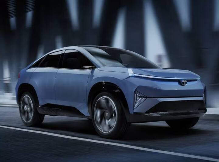 ਟਾਟਾ ਮੋਟਰਜ਼ ਨੇ ਪੁਸ਼ਟੀ ਕੀਤੀ ਹੈ ਕਿ ਕਰਵ ਸੰਕਲਪ-ਅਧਾਰਿਤ ਇਲੈਕਟ੍ਰਿਕ SUV 2024 ਦੀ ਦੂਜੀ ਜਾਂ ਤੀਜੀ ਤਿਮਾਹੀ ਵਿੱਚ ਲਾਂਚ ਕੀਤੀ ਜਾਵੇਗੀ। Tata Curve EV ਨੂੰ ਵਰਟੀਕਲ ਹੈੱਡਲੈਂਪਸ, ਫਰੰਟ LED ਸਟ੍ਰਿਪ ਅਤੇ ਕਈ ਹੋਰ ਡਿਜ਼ਾਈਨ ਐਲੀਮੈਂਟਸ ਮਿਲਣਗੇ। SUV ਵਿੱਚ ਇੱਕ ਨਵਾਂ ਟੱਚਸਕਰੀਨ ਇੰਫੋਟੇਨਮੈਂਟ ਸਿਸਟਮ, 2 ਸਪੋਕ ਸਟੀਅਰਿੰਗ ਵ੍ਹੀਲ ਅਤੇ ਡਿਜੀਟਲ ਡਰਾਈਵਰ ਡਿਸਪਲੇਅ ਮਿਲੇਗਾ। ਇਸ ਦੇ ਸਹੀ ਸਪੈਸੀਫਿਕੇਸ਼ਨ ਅਜੇ ਸਾਹਮਣੇ ਨਹੀਂ ਆਏ ਹਨ। ਇਹ AWD ਸਿਸਟਮ ਦੇ ਨਾਲ ਡਿਊਲ-ਮੋਟਰ ਸੈੱਟਅੱਪ ਦੇ ਨਾਲ ਆਉਣ ਦੀ ਸੰਭਾਵਨਾ ਹੈ।