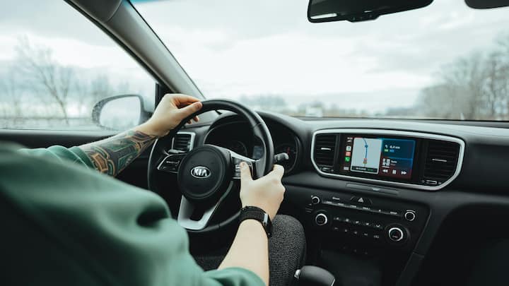 कार चालवण्यासाठी, जगातील जवळजवळ प्रत्येक देशात ड्रायव्हिंग लायसन्स आवश्यक आहे. यासाठी वय निश्चित केले आहे, त्यानंतरच परवाना बनवता येईल.(Photo Credit : unsplash)