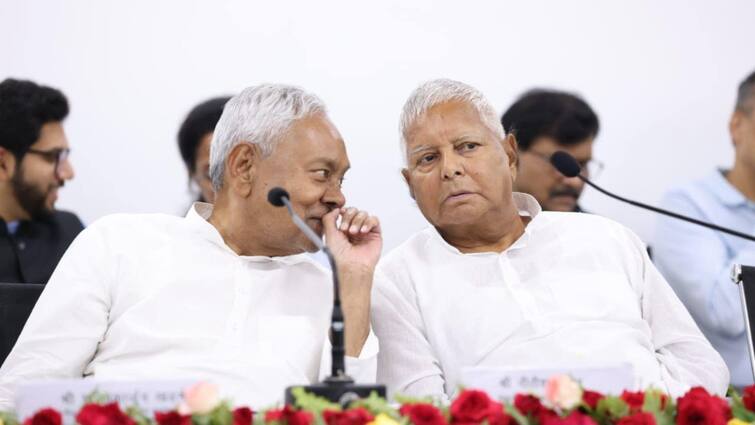 rjd chief lalu prasad yadav dialled cm nitish kumar amid political crisis in bihar Bihar: लालू यादव ने नीतीश कुमार को किया फोन, 1-2 दिनों में अंतिम फैसला ले सकते हैं बिहार के सीएम