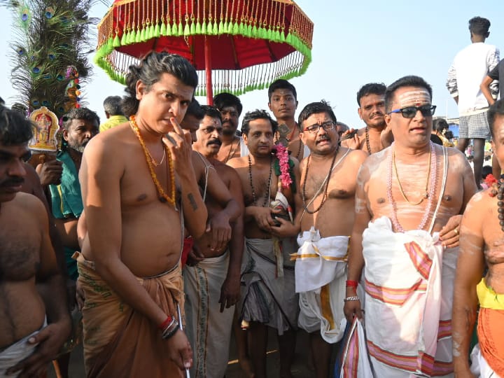 Thaipusam 2024: சஷ்டி திருவிழாவிற்கு இணையாக தைப்பூசத்திற்கு திருச்செந்தூர் வந்த பக்தர்கள்