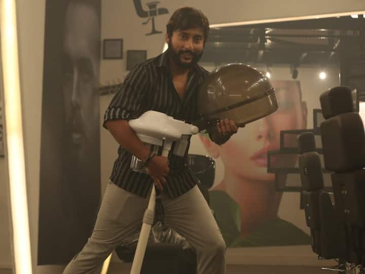 Singapore Saloon Review : சிங்கப்பூர் சலூன் படத்தில், ஆர்.ஜே.பாலாஜி, மீனாட்சி சௌத்ரி, சத்யராஜ், கிஷன் தாஸ், லால், ரோபோ சங்கர், ஒய்.ஜி.மகேந்திரன் உள்ளிட்ட பலரும் நடித்துள்ளனர்.